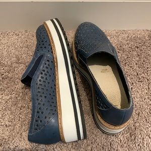 Summit by White Mountain Navy Oxfords. Size 36. Excellent condition.